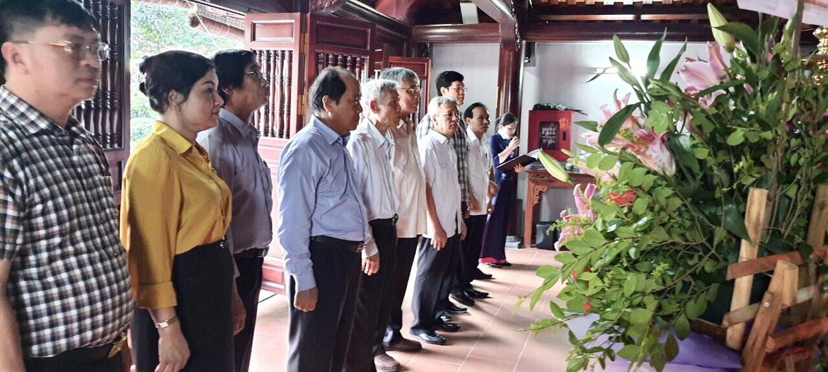 TỔ CÔNG TÁC TƯ VẤN KINH TẾ - XÃ HỘI DÂNG HƯƠNG TƯỞNG NIỆM CHÍ SỸ YÊU NƯỚC PHAN BỘI CHÂU