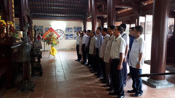 Đoàn đại biểu Tỉnh ủy tỉnh Vĩnh Long về dâng hoa, dâng hương tại Khu lưu niệm TBT Lê Hồng Phong và Nhà Lưu niệm đồng chí Nguyễn Thị Minh Khai.