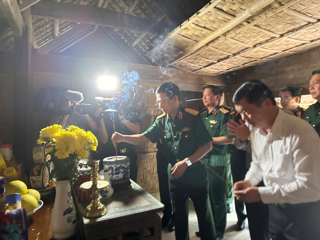 ĐOÀN CÔNG TÁC  BỘ QUỐC PHÒNG DÂNG HƯƠNG TƯỞNG NIỆM CHÍ SỸ YÊU NƯỚC PHAN BỘI CHÂU