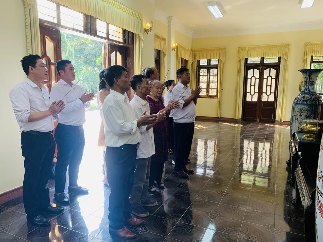 CHI BỘ KHỐI BÌNH MINH, PHƯỜNG NGHI THỦY, THỊ XÃ CỬA LÒ DÂNG HƯƠNG TẠI DI TÍCH QUỐC GIA KHU LƯU NIỆM TỔNG BÍ THƯ LÊ HỒNG PHONG.