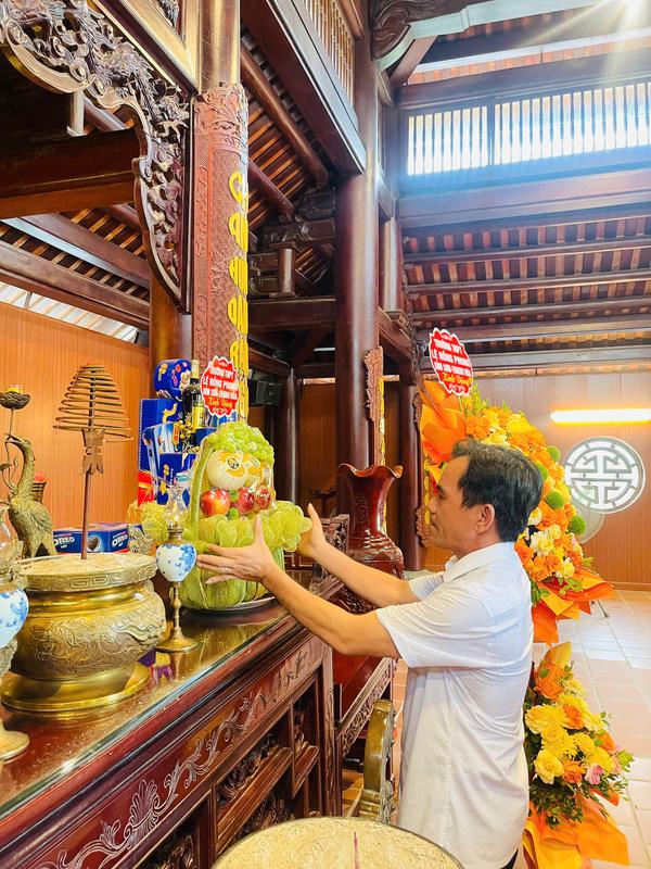 ĐOÀN TRƯỜNG THPT LÊ HỒNG PHONG, BỈM SƠN, THANH HÓA VỀ DÂNG HƯƠNG, DÂNG HOA TẠI DI TÍCH QUỐC GIA KHU LƯU NIỆM TBT LÊ HỒNG PHONG.