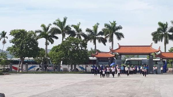 Đoàn Đại hội Cháu ngoan Bác Hồ dâng hoa dâng hương tại khu lưu niệm TBT Lê Hồng Phong