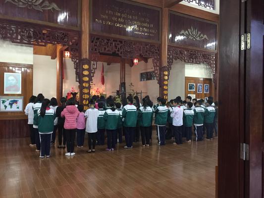 Học sinh trường THCS Quang Trung tham gia chăm sóc, dọn vệ sinh tại Nhà lưu niệm đồng chí Nguyễn Thị Minh Khai