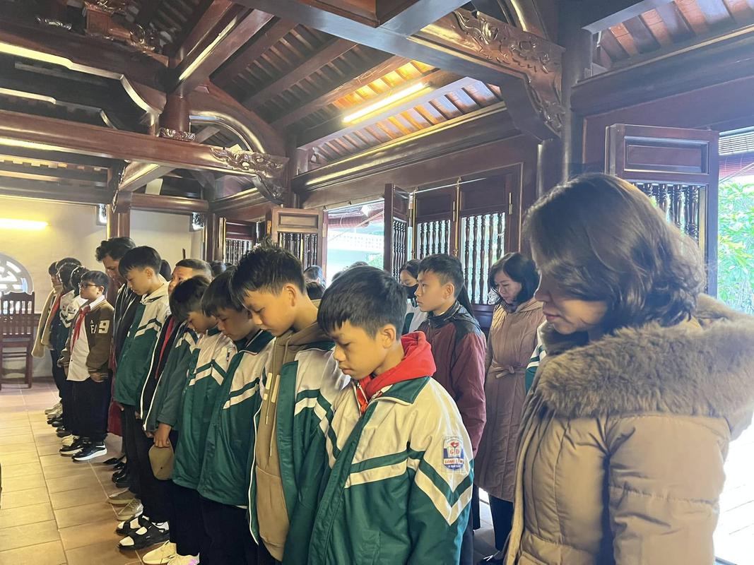 TRƯỜNG THCS LONG LÂM DÂNG HƯƠNG TƯỞNG NIỆM CHÍ SỸ YÊU NƯỚC PHAN BỘI CHÂU.