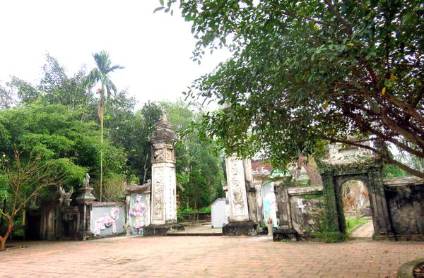 Di tích lịch sử quốc gia Mộ và Đền  thờ Lê Đức Tuy