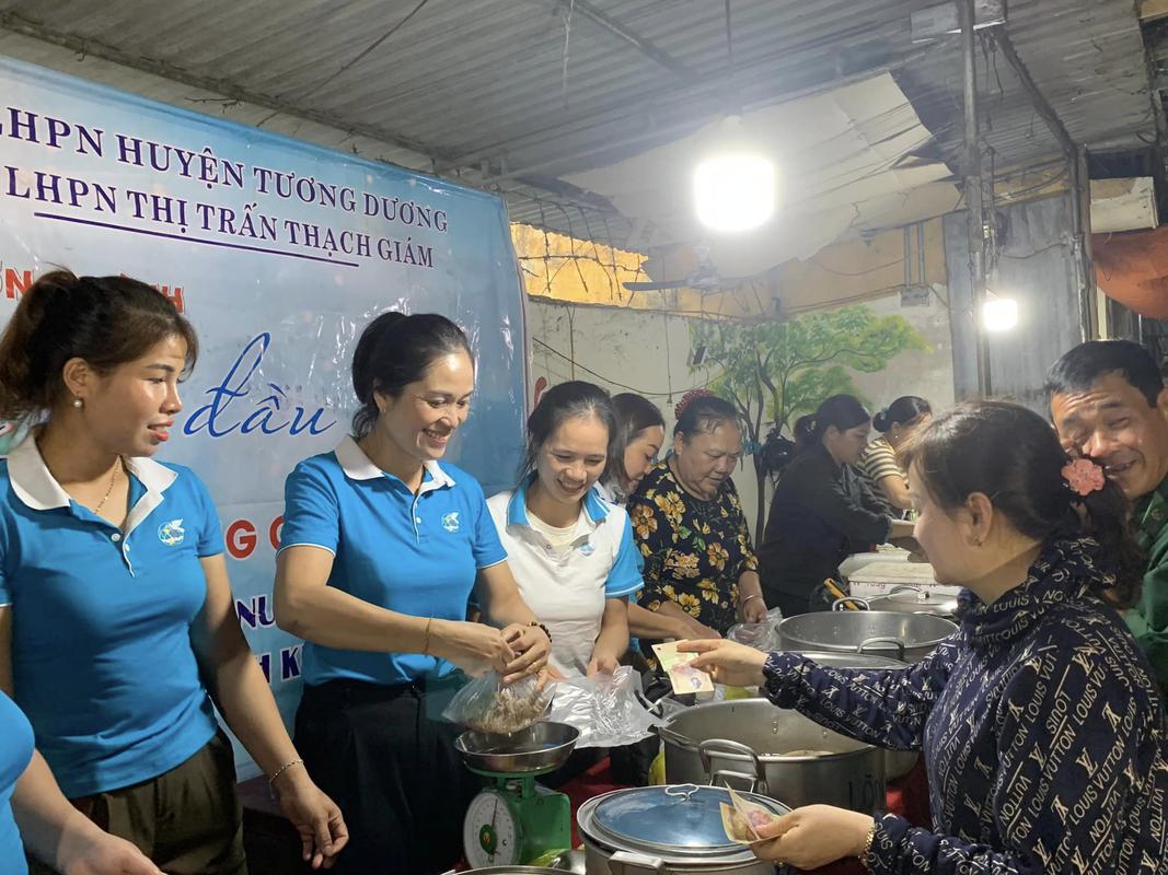 Phụ nữ Nghệ An học tập tấm gương nhân ái của "Người chị cả" Nguyễn Thị Minh Khai!