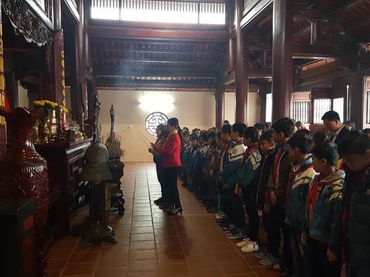 Các cô giáo cùng đại diện các em học sinh lên dâng hương