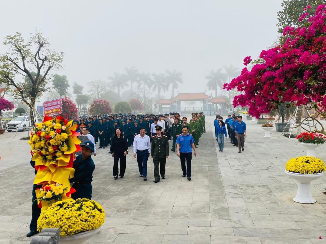 ĐOÀN THANH NIÊN LÊN ĐƯỜNG NHẬP NGŨ DÂNG HOA, DÂNG HƯƠNG TẠI DI TÍCH QUỐC GIA KHU LƯU NIỆM TBT LÊ HỒNG PHONG, XÃ HƯNG THÔNG, HƯNG NGUYÊN, NGHỆ AN.