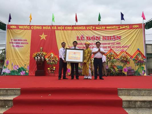 Lễ đón nhận bằng xếp hạng di tích lịch sử cấp tỉnh cụm di tích nhà thờ họ Hồ và lăng mộ Hồ Xuân Huyên.