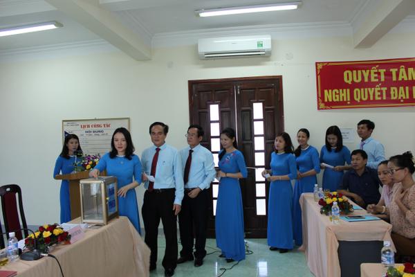 Các đại biểu bỏ phiếu bầu 