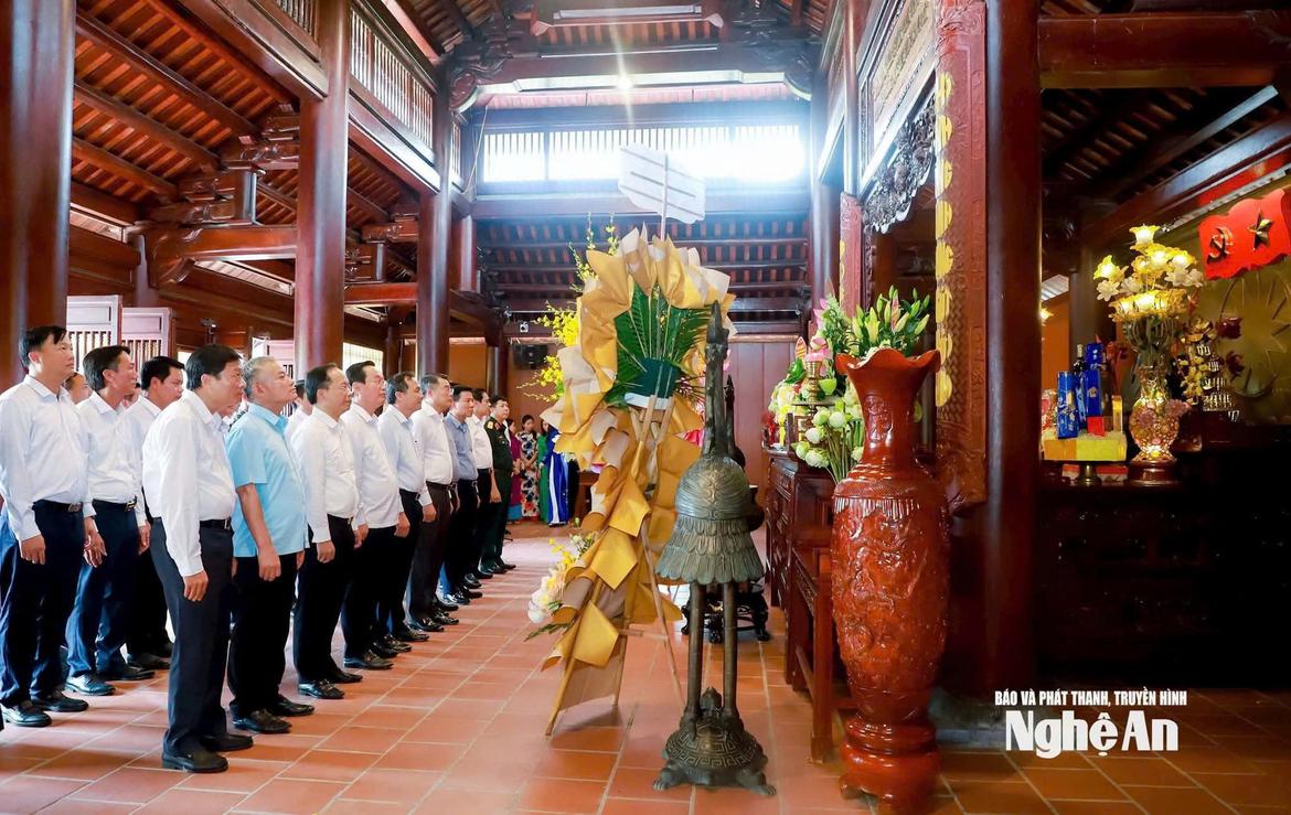 NHÂN KỶ NIỆM 78 NĂM NGÀY THƯƠNG BINH LIỆT SĨ (27/7/1947-27/7/2025), ĐỒNG CHÍ LÊ MINH HƯNG - ỦY VIÊN BỘ CHÍNH TRỊ, BÍ THƯ TRUNG ƯƠNG ĐẢNG, TRƯỞNG BAN TỔ CHỨC TRUNG ƯƠNG ĐÃ VỀ DÂNG HOA, DÂNG HƯƠNG TẠI DI TÍCH QUỐC GIA KHU LƯU NIỆM TỔNG BÍ THƯ LÊ HỒNG PHONG.