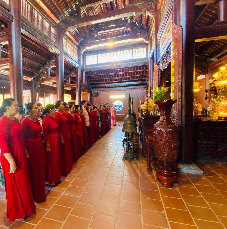 Chi hội Phụ nữ khối 3, phường Trung Đô, Thành phố Vinh, đã về Di tích Quốc gia Khu lưu niệm Tổng Bí Thư Lê Hồng Phong thành kính dâng hương, dâng hoa, và nghe thuyết minh .