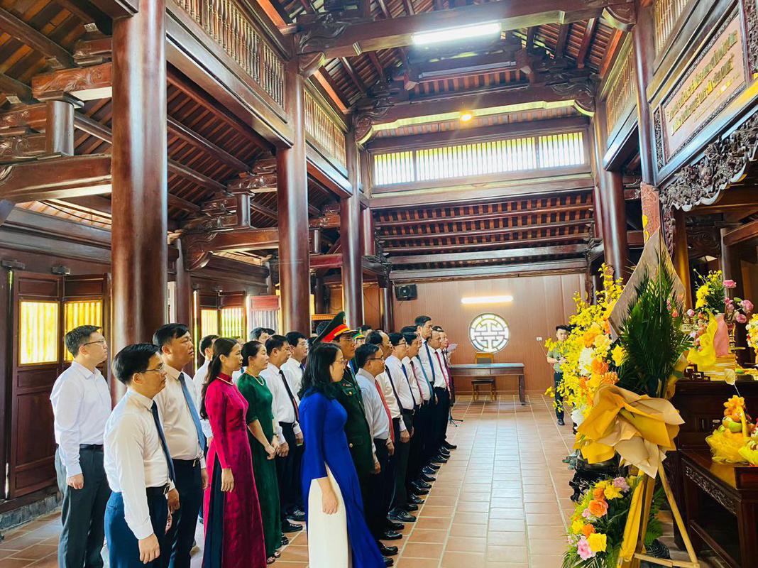 Đoàn đại biểu Tỉnh ủy - HĐND - UBND – UBMTTQ Việt Nam tỉnh Nghệ An dâng hương tại di tích Quốc gia TBT Lê Hồng Phong và Nhà lưu niệm đồng chí Nguyễn Thị Minh Khai