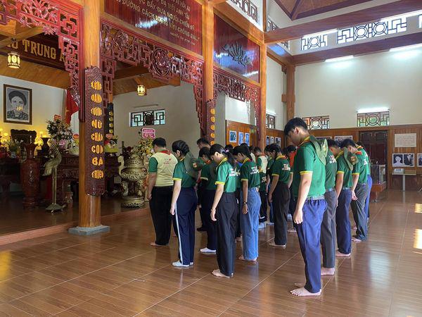 ĐOÀN ĐẠI BIỂU HÀNH TRÌNH EM YÊU TỔ QUỐC VIỆT NAM NĂM 2023 TẠI NHÀ LƯU NIỆM ĐỒNG CHÍ NGUYỄN THỊ MINH KHAI