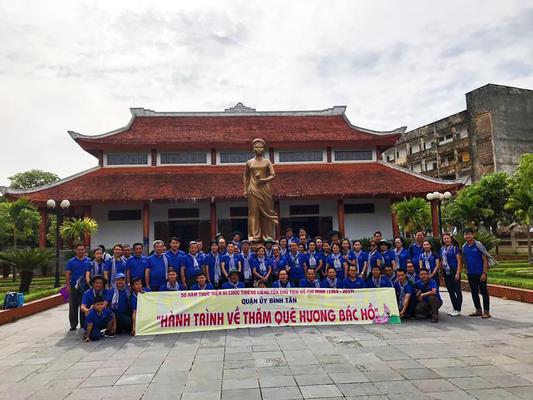 Đoàn đại biểu Quận ủy Quận Bình Tân, Tp Hồ Chí Minh do đ/c Lê Văn Thinh - Phó Bí thư Quận ủy, Chủ tịch UBND quận dẫn đầu đã hành hương về Nhà lưu niệm đồng chí Nguyễn Thị Minh Khai