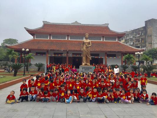 Trường mần non Quang Trung 2 và Trường mầm non Bình Minh dâng hương tại Nhà lưu niệm đồng chí Nguyễn Thị Minh Khai