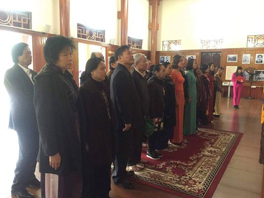 Mặt trận Tổ quốc phường Quang Trung dâng hương tại nhà lưu niệm đồng chí Nguyễn Thị Minh Khai.