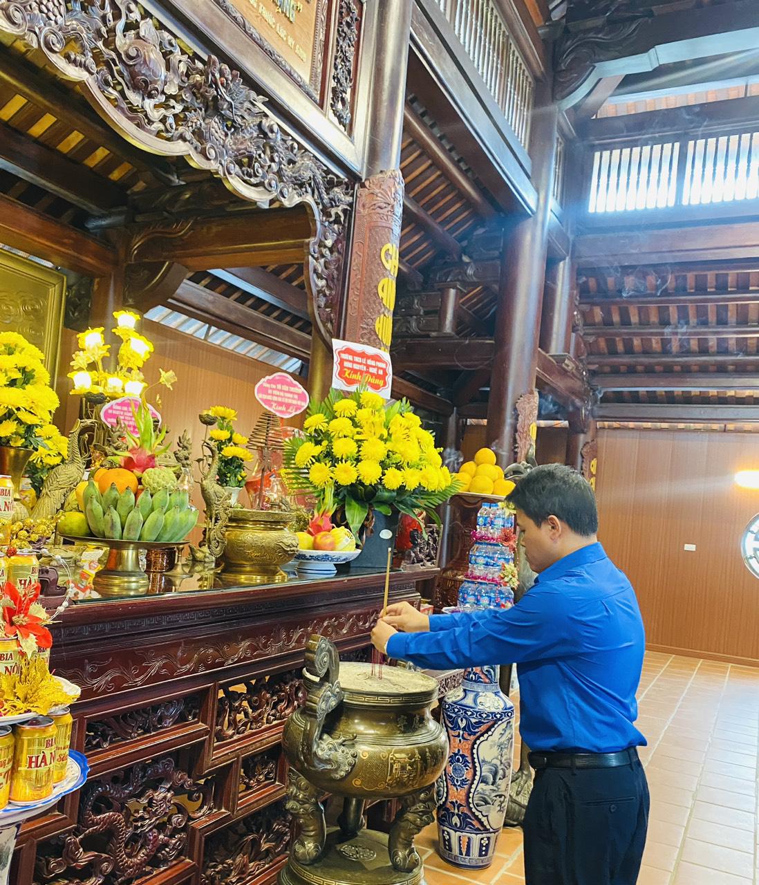 Đoàn xã Hưng Thông phối hợp với trường THCS Nguyễn Thị Minh Khai, đã về tại di tích quốc gia Khu lưu niệm TBT Lê Hồng Phong thành kính dâng hoa, dâng hương tưởng niệm, bày tỏ lòng biết ơn vô hạn đối với công lao to lớn của Tổng Bí thư Lê Hồng Phong và tổ chức lớp bồi dưỡng cảm tình Đoàn.