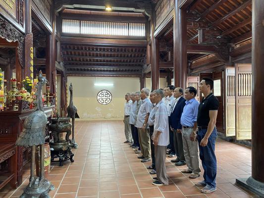 Đoàn Nguyên Bí thư Đảng ủy xã Hưng Tây qua các thời kỳ dâng hoa, dâng hương tại KLN TBT Lê Hồng Phong