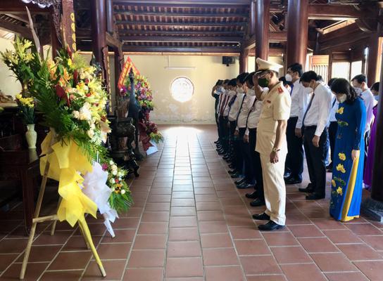 Đoàn đại biểu Tỉnh ủy- HĐND- UBND- UBMTTQ tỉnh Nghệ An dâng hương nhân dịp kỷ niệm 74 năm ngày thương binh, liệt sỹ (27/7/1947-27/7/2021) tại Khu lưu niệm Tổng Bí thư Lê Hồng Phong