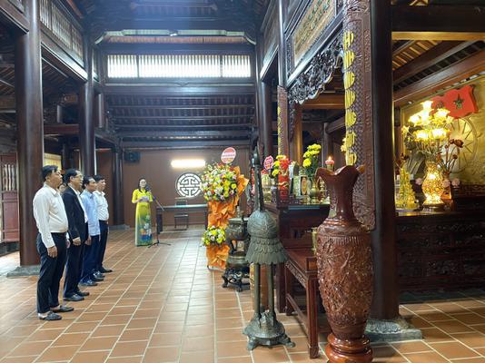 ĐỒNG CHÍ NGUYỄN TRƯỜNG GIANG - ỦY VIÊN BCH ĐẢNG BỘ TỈNH, BÍ THƯ HUYỆN ỦY CÙNG CÁC ĐỒNG CHÍ TRONG BAN THƯỜNG TRỰC HUYỆN ỦY HƯNG NGUYÊN DÂNG HOA, DÂNG HƯƠNG TẠI DI TÍCH QUỐC GIA KHU LƯU NIỆM TỔNG BÍ THƯ LÊ HỒNG PHONG.