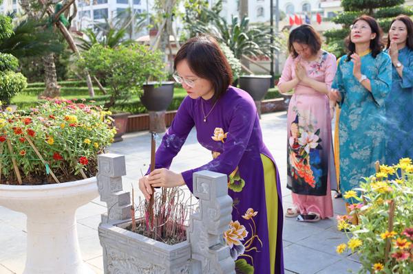 Phụ nữ cơ quan Văn phòng Đoàn ĐBQH và HĐND tỉnh dâng hương tưởng niệm đồng chí Nguyễn Thị Minh Khai !