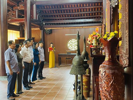 ĐOÀN ĐẠI BIỂU HUYỆN UỶ - HĐND - UBND - UBMTTQ HUYỆN HÓC MÔN DÂNG HOA, DÂNG HƯƠNG TƯỞNG NIỆM, TRI ÂN  TỔNG BÍ THƯ LÊ HỒNG PHONG.