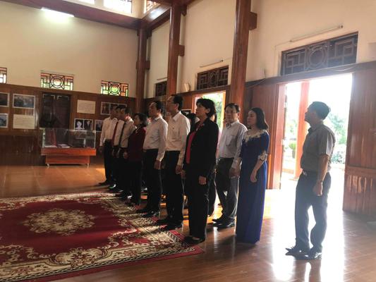 Đoàn đại biểu TP Hồ Chí Minh làm lễ dâng hoa, dâng hương tại khu lưu niệm TBT Lê Hồng Phong và nhà lưu niệm đồng chí Nguyễn Thị Minh Khai.