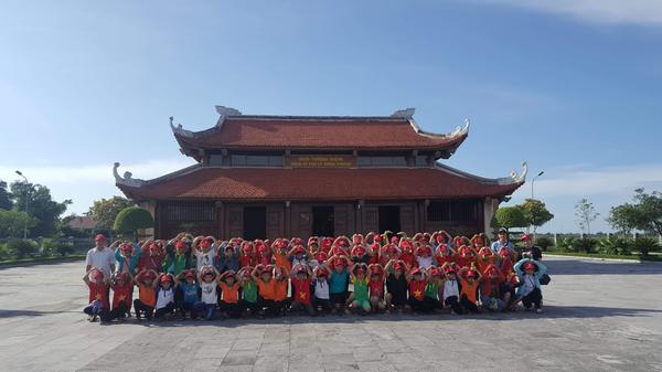 Hành trình tham quan học tập địa chỉ đỏ của trường phổ thông dân tộc nội trú THCS Quế Phong tại khu lưu niệm Tổng bí thư Lê Hồng Phong.