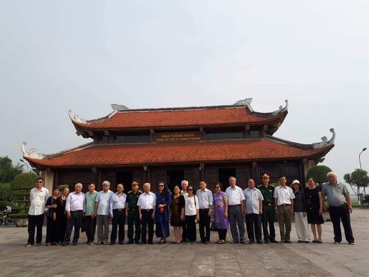 Đoàn CCB Phường Mộ Lao,Q,Hà Đông,TP. Hà Nội dâng hương tại KLN TBT Lê Hồng Phong