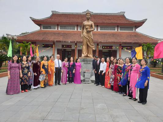 Đảng bộ khối Trung Mỹ, phường Lê Mao tổ chức dâng hương kỷ niệm 90 năm thành lập Đảng tại Nhà lưu niệm đ/c Nguyễn Thị Minh Khai