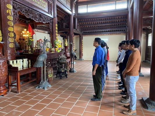 Đoàn viên thanh niên và cán bộ Ban quản lý rừng phòng hộ Sông Lam Hương Sơn, Hà Tĩnh tổ chức dâng hương tại khu lưu niệm Tổng bí thư Lê Hồng Phong.