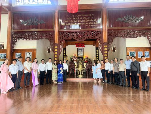 ĐOÀN ĐẠI BIỂU SỞ VĂN HÓA THỂ THAO THÀNH PHỐ HỒ CHÍ MINH DÂNG HƯƠNG TƯỞNG NIỆM ĐỒNG CHÍ NGUYỄN THỊ MINH KHAI.