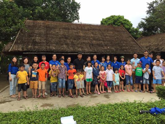 Tham quan khu lưu niệm TBT Lê Hồng Phong của đoàn con em cán bộ sở kế hoạch - đầu tư tỉnh Nghệ An