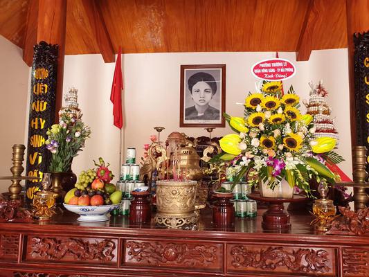 Cán bộ phường Thượng Lý, quận Hồng Bàng, TP Hải Phòng dâng hoa tại Nhà lưu niệm đ/c Nguyễn Thị Minh Khai