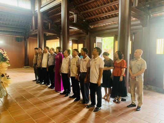 ĐOÀN CỰU HỌC SINH KHOÁ 1985- 1988 TRƯỜNG THPT LÊ HỒNG PHONG LONG TRỌNG TỔ CHỨC LỄ DÂNG HOA , DÂNG HƯƠNG TẠI DI TÍCH QUỐC GIA KHU LƯU NIỆM TỔNG BÍ THƯ LÊ HỒNG PHONG.