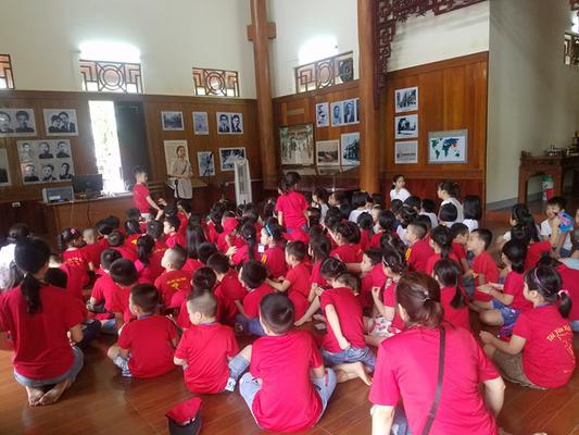 Trường mầm non Hoa Hồng tham gia hoạt động ngoại khóa tại Nhà lưu niệm đồng chí Nguyễn Thị Minh Khai