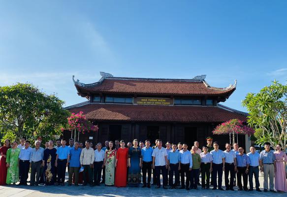 Đoàn đại biểu Đảng ủy – HĐND –UBND – UBMTTQ Xã Hưng Thông long trọng tổ chức lễ dâng hương, dâg hoa lên anh linh Tổng Bí thư Lê Hồng Phong.