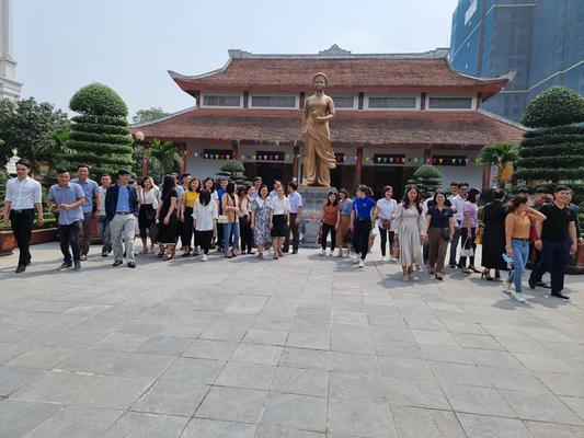 Trung tâm Chính trị huyện Diễn Châu tổ chức học tập thực tế cho lớp đảng viên mới, lớp sơ cấp chính trị đợt 1 năm 2021 tại Nhà lưu niệm đồng chí Nguyễn Thị Minh Khai.