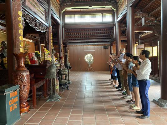 Các thành viên của Ngôi nhà trí tuệ Nghệ An dâng hương và tham quan Di tích Quốc gia khu lưu niệm Tổng Bí thư Lê Hồng Phong.