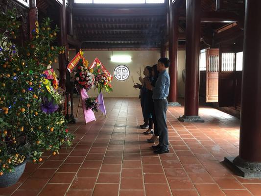 Đoàn đại biểu Sở Văn Hoá Thể Thao tỉnh Nghệ An, đoàn Huyện Uỷ-HĐND-UBND-UBMTTQ Huyện Hưng Nguyên và Đảng Uỷ-HĐND-UBMTTQ xã Hưng Thông, dâng hương, dang hoa tại khu lưu niệm TBT Lê Hồng Phong.