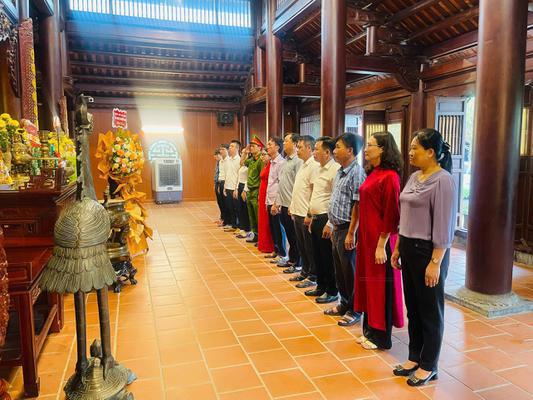 Xã Hưng Nguyên Nam tổ chức dâng hoa, dâng  hương tưởng niệm Tổng Bí thư Lê Hồng Phong trước thềm Đại hội Đại biểu Mặt trận Tổ quốc Việt Nam xã Hưng Nguyên Nam lần thứ I, nhiệm kỳ 2025 – 2030..