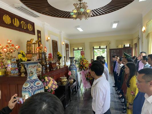 Thị Ủy - HĐND - UBND - UBMTTQ Thị xã Cửa Lò dâng hương tại Khu lưu niệm Tổng bí thư Lê Hồng Phong