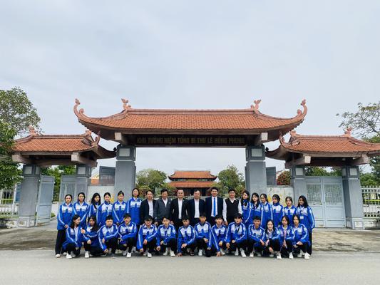 TRƯỜNG THPT NGUYỄN CẢNH CHÂN TỔ CHỨC DÂNG HƯƠNG, THAM QUAN VÀ NGHE THUYẾT MINH TẠI DI TÍCH QUỐC GIA KHU LƯU NIỆM TBT LÊ HỒNG PHONG
