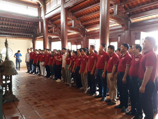 Lớp Trung cấp chính trị Hành chính A04-18 Trường Chính trị Tỉnh Lào Cai dâng hương tại KNL TBT Lê Hồng Phong