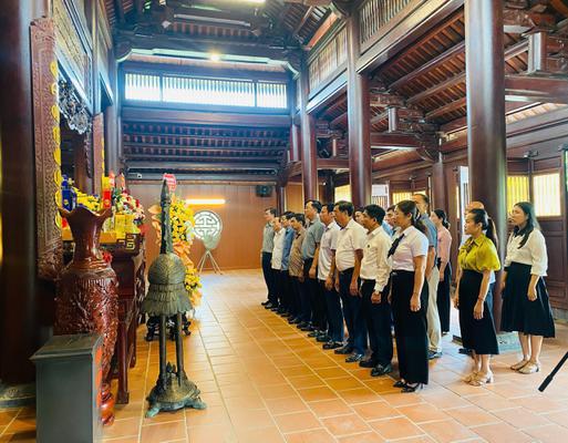 CỤM THI ĐUA KHEN THƯỞNG SỐ 3 TỈNH NGHỆ AN TỔ CHỨC DÂNG HOA, DÂNG HƯƠNG TẠI DI TÍCH QUỐC GIA KHU LƯU NIỆM TBT LÊ HỒNG PHONG.