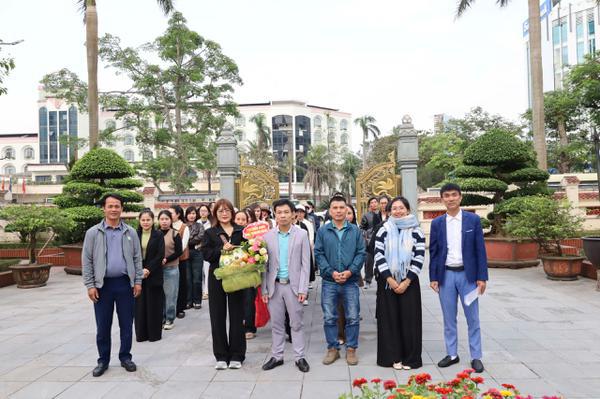 Lớp đảng viên mới khóa 2/2025, Trung tâm Chính trị Diễn Châu dâng hương, tham quan tại Nhà lưu niệm đồng chí Nguyễn Thị Minh Khai.