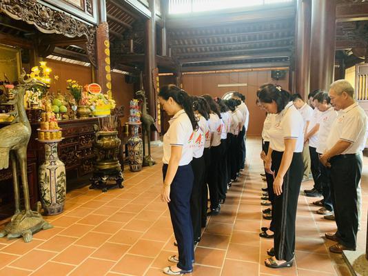 Cựu học sinh trường THPT Lê Hồng Phong tổ chức lễ dâng hoa, dâng hương tưởng niệm đồng chí TBT Lê Hồng Phong nhân dịp kỷ niệm 40 năm ngày ra trường.