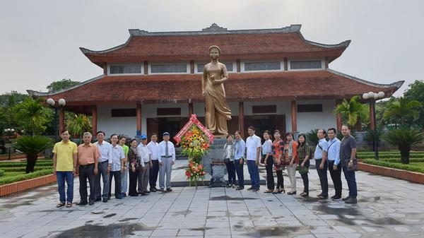 Quận ủy quận Thủ Đức dâng hoa tại Nhà lưu niệm đồng chí Nguyễn Thị Minh Khai