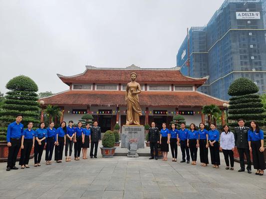 Tuổi trẻ Cục thi hành án dân sự tỉnh Nghệ An dâng hoa tưởng niệm tại Nhà lưu niệm đồng chí Nguyễn Thị Minh Khai nhân dịp kỷ niệm 90 năm ngày thành lập Đoàn Thanh niên cộng sản Hồ Chí Minh.